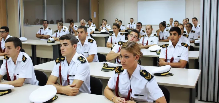 Militares estudiando para el examen